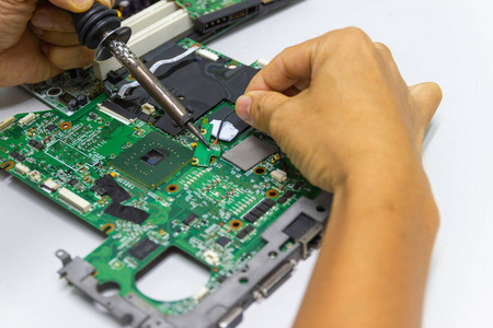 焊接计算机计算机电路板焊接技师的电子化修复计算机硬件概念技术照片