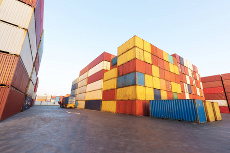 物流进出口业务的工业集装箱堆场照片