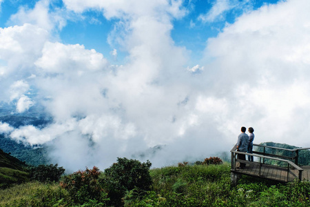 夫妇看见美丽的风景山在 chaingmai 泰国