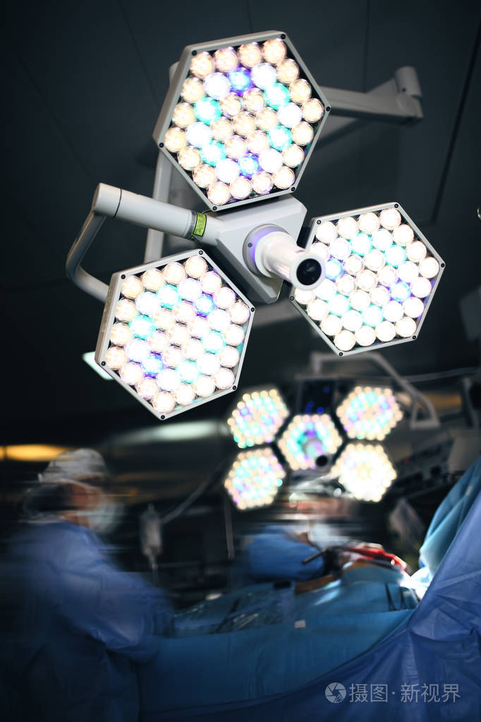 手术室无影灯灯下的工作外科医生照片-正版商用图片0uk4wg-摄图新视界