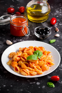 意大利贝壳面食配番茄酱, 橄榄和罗勒, 经典食品