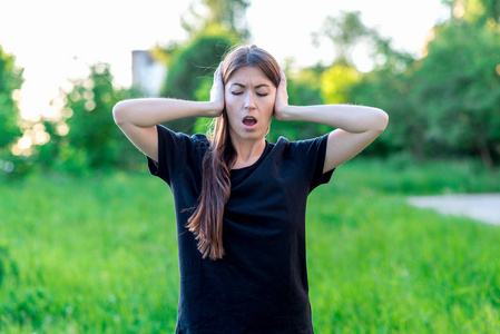 我用手闭上耳朵, 张开嘴.嘈杂的情绪.不满的情况.情感表达.