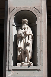 意大利佛罗伦萨乌菲齐画廊达芬奇雕像