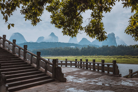 桂林阳朔风景秀丽。风景秀丽的喀斯特山和漓江 漓江 用蔚蓝的水。令人惊叹的绿色丘陵背景