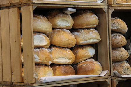 展示新鲜烘焙面包的木箱