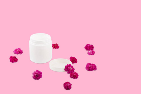 白色 mocap 罐, 用于奶油润肤膏乳液和粉红色背景上的粉红色红玫瑰。孤立的特写镜头flatlay, copyspace