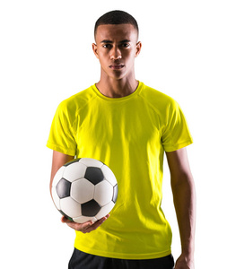 足球运动员与深色皮肤玩捕捉球与他的手在孤立的白色背景