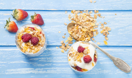 健康的树莓糕在玻璃杯健康早餐的概念。木质背景