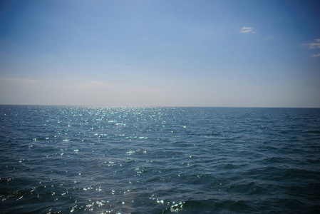 在阳光明媚的日子里, 乌云密布的蔚蓝海洋