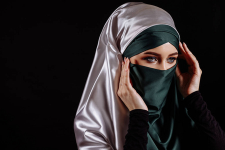 图动画肖像的美丽的阿拉伯妇女在一个古老的西装: 长裙, 面纱, 头巾