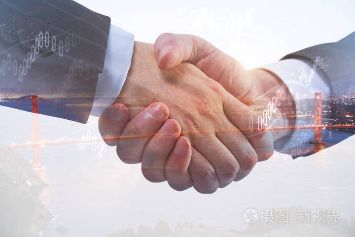 对抽象城市背景的握手.财务和团队合作的理念.双重曝光