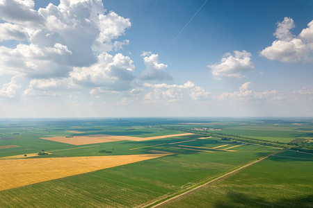 农业领域的鸟瞰图。农村, 农业景观鸟瞰图
