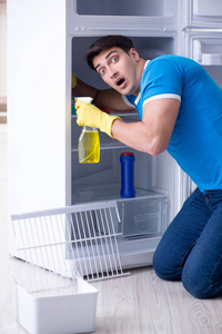 卫生理念下的男士清洁冰箱
