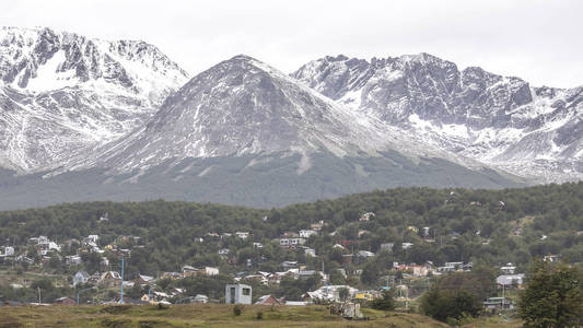 乌斯怀亚与山在背景