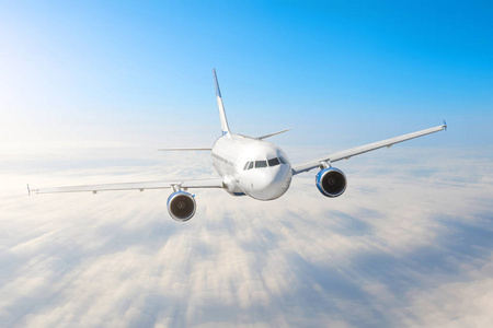 飞机在天空上空上空的云层飞行行程太阳高度速度运动模糊。客运商用飞机。商务旅行。空中