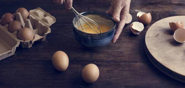 女人搅拌鸡蛋食品摄影食谱的想法