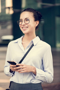 一个开朗的白种女人概念