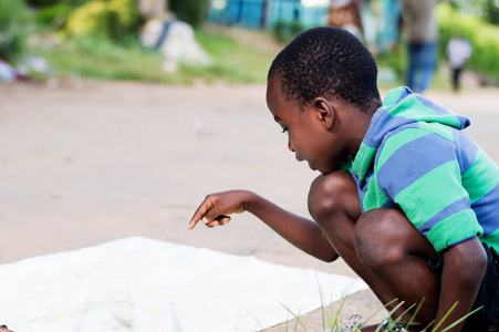 蹲着的孩子图片