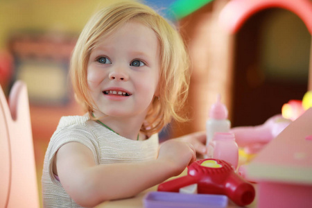 一个小孩子正在玩玩具。