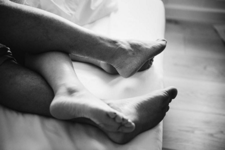 睡在床上的一对夫妇的腿