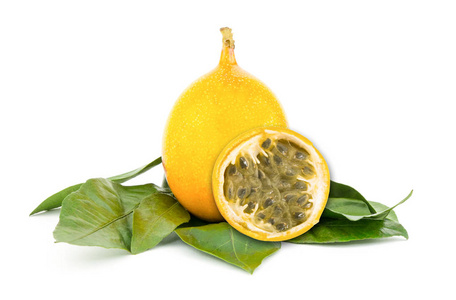 黄 grenadilla 椭圆形水果在绿叶基质上, 一种奇特的水果, 充满芳香