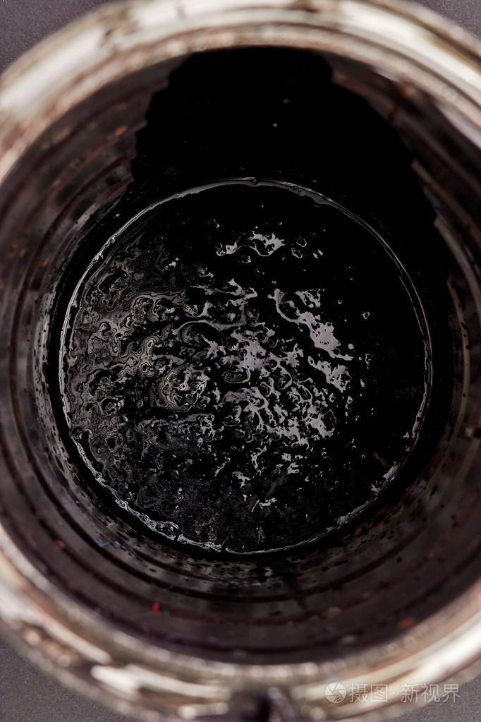 一张黑色油漆摄影棚照片