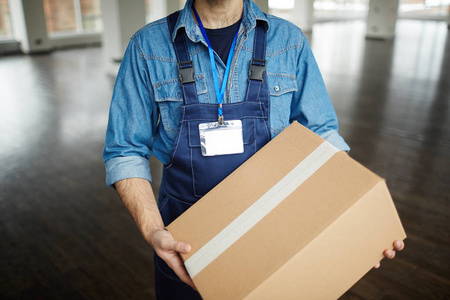 运送服务人员在统一运载包装盒到客户的中段