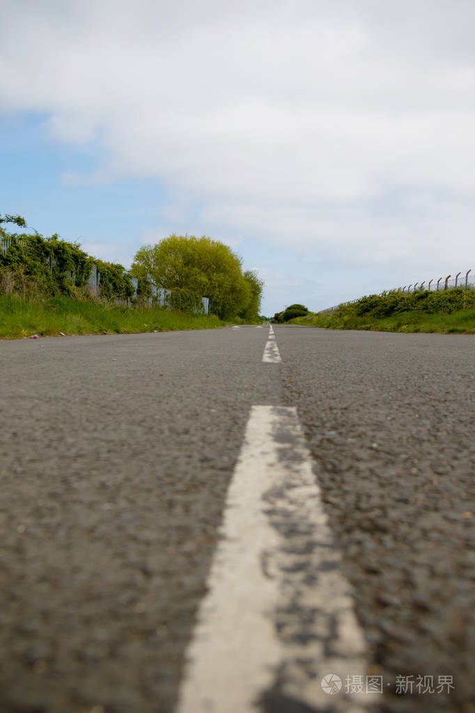 一条没有交通的英国道路