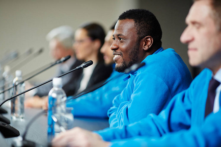 非裔美国人运动员和他的同事参加国际体育大会