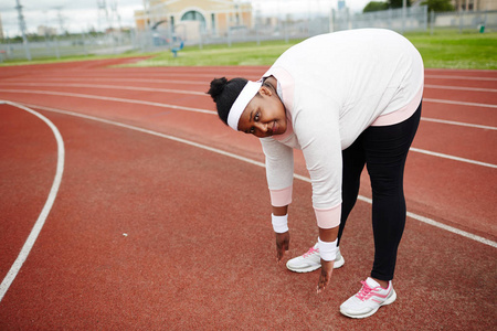 美丽加上大小的女人在休闲装, 非洲裔美国人的女性性格爱她的身体