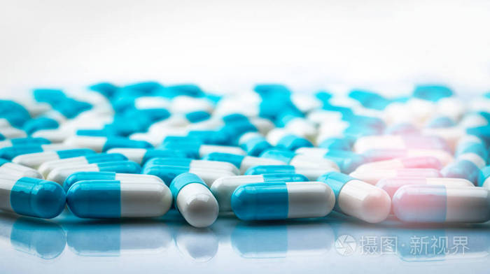选择性聚焦蓝白胶囊丸在白色背景下与阴影传播 全球医疗保健理念 抗生素耐药性 抗菌胶囊丸 制药行业照片 正版商用图片0uklaa 摄图新视界
