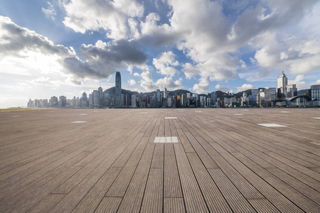 全景天际线和现代商务办公楼用空的路, 空的混凝土方形的地板