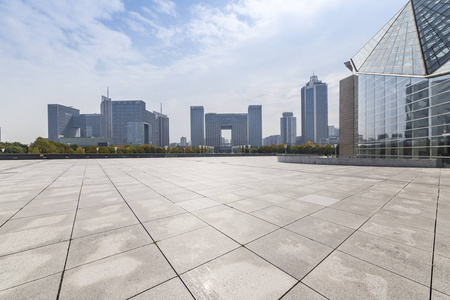 全景天际线和现代商务办公楼用空的路, 空的混凝土方形的地板