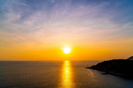 美丽的黄昏日落天空与海和海洋过滤器效果处理风格