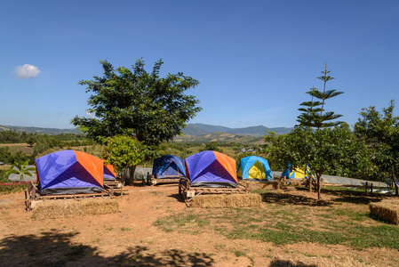 泰国山草甸间露营旅游帐篷