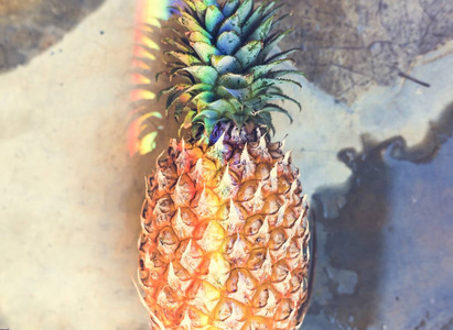鲜菠萝的特写与彩虹棱镜光