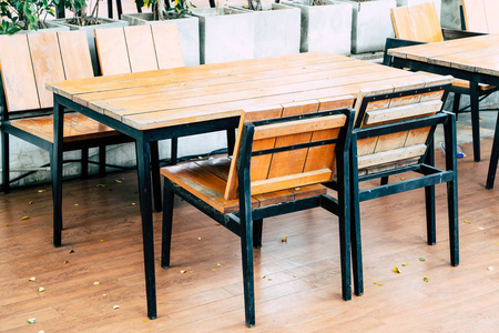 户外餐厅的空木桌椅老式过滤器