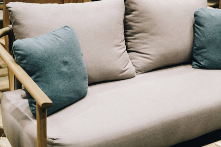 沙发上美丽舒适的枕头装饰复古效果过滤器