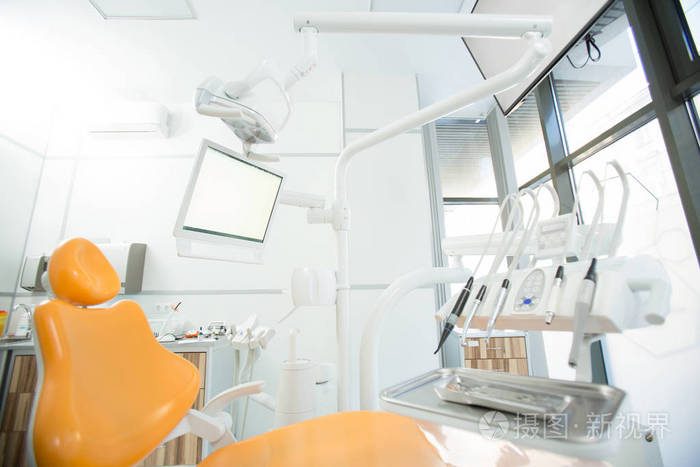 牙科检查用无菌器械, 在牙医办公室安装电钻显示器台灯和扶手椅