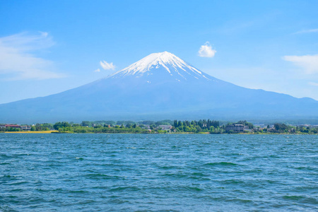 日本河口湖蓝天上著名的富士山景观