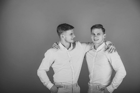 友谊, 兄弟的监护权.快乐的男人拥抱照片