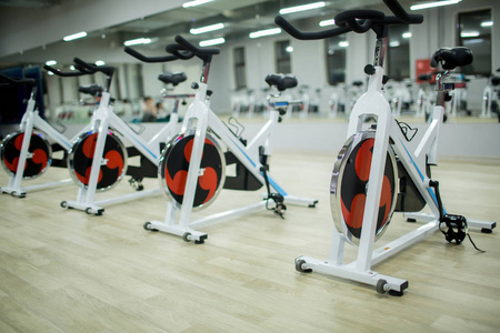 在大型现代健身中心或健身房锻炼的新运动自行车排