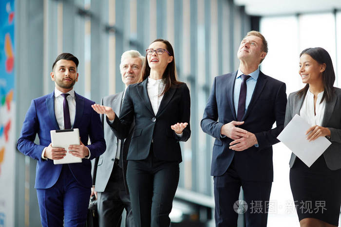 正装的当代商务团队与鼓励同行