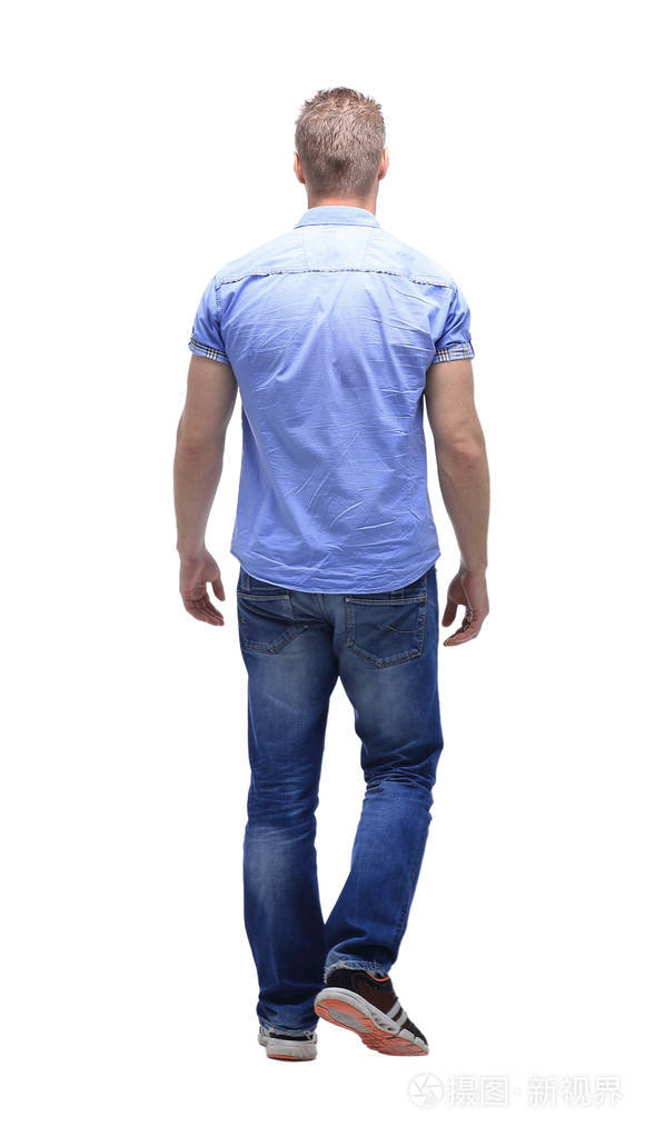 背对镜头的年轻人