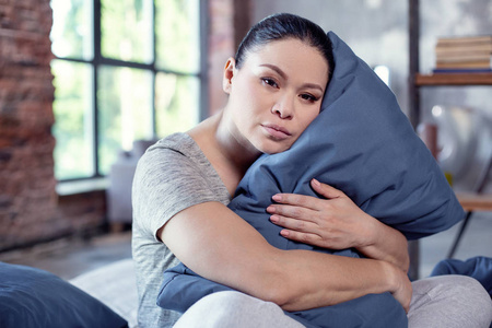 疲惫的好女人容忍睡眠障碍