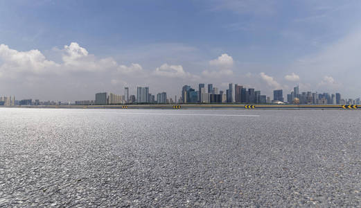 全景天际线和现代商务办公楼用空的路, 空的混凝土方形的地板