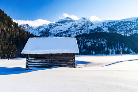 孤独的山小屋在扫雪风景在奥地利