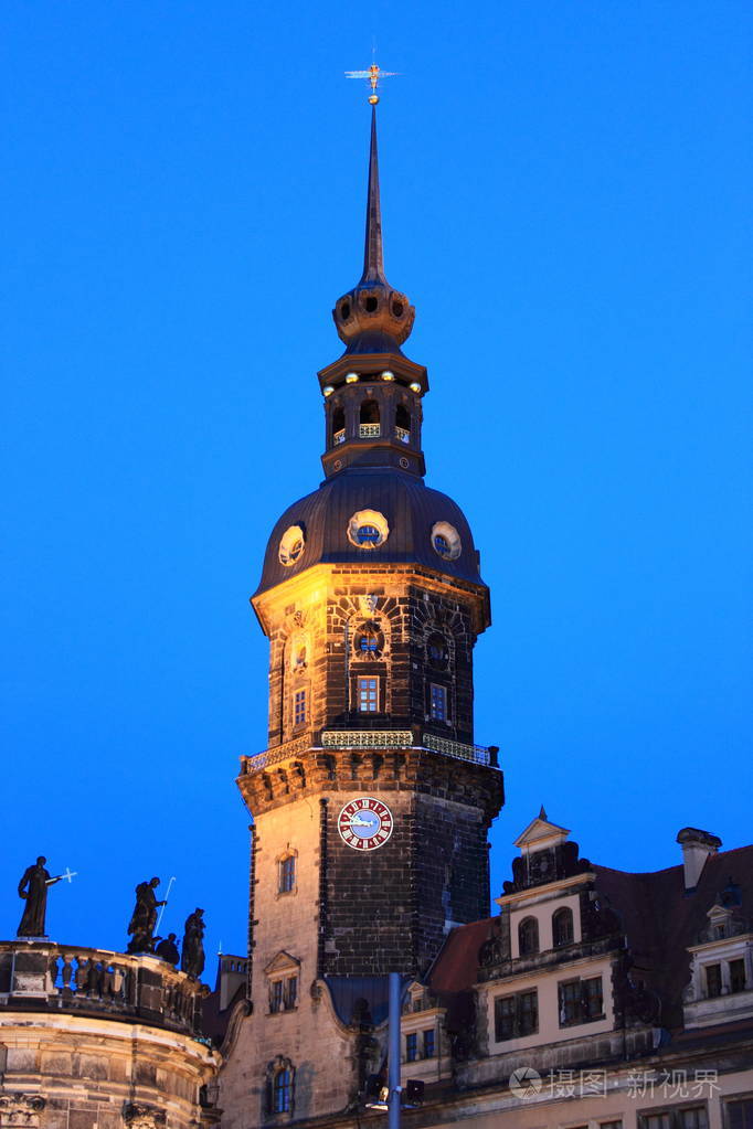 德国夜间德累斯顿皇宫钟楼
