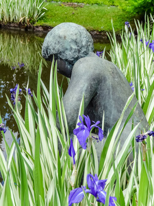 荷兰鹿特丹附近水域的儿童雕像