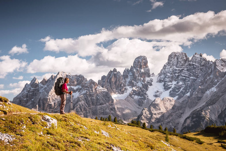 徒步旅行者在阿尔卑斯山，白云岩，意大利
